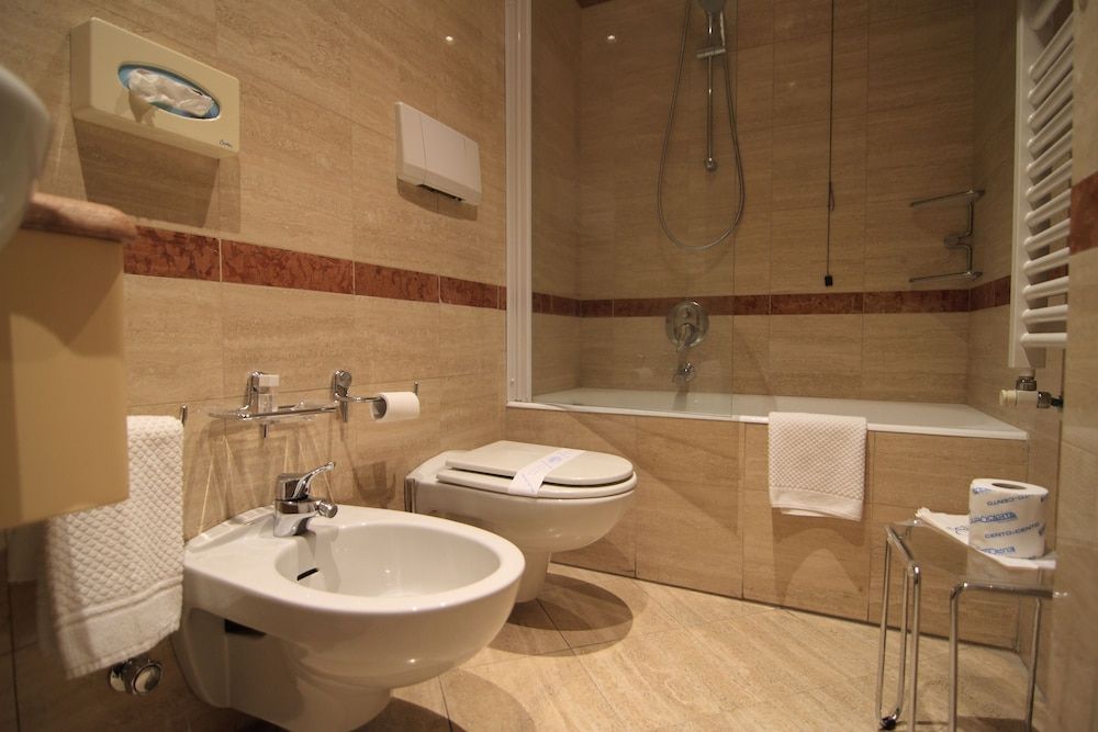 Hotel Metro Double Small Economy (1 small double bed) 5