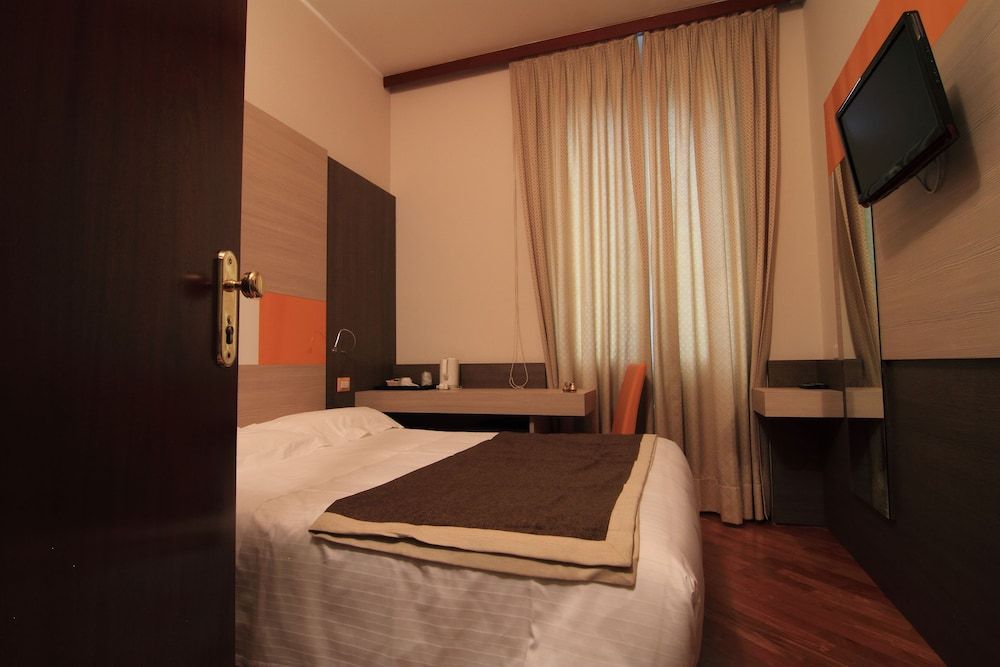 Double Small Economy (1 small double bed)
