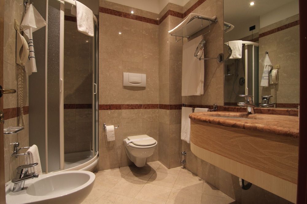 Hotel Metro Double Small Economy (1 small double bed) 4