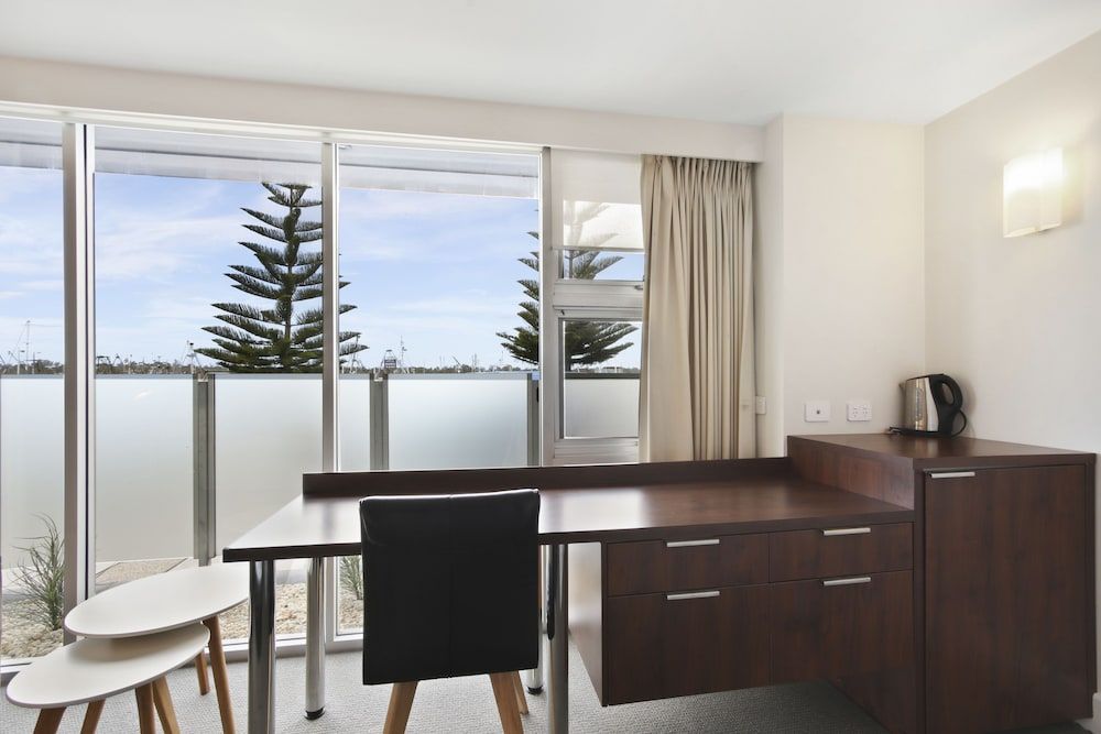 Bellevue on the Lakes Executive Spa Suite 9