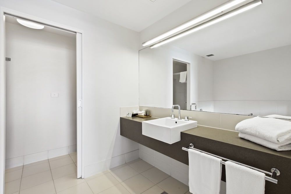 Bellevue on the Lakes Executive Spa Suite 6