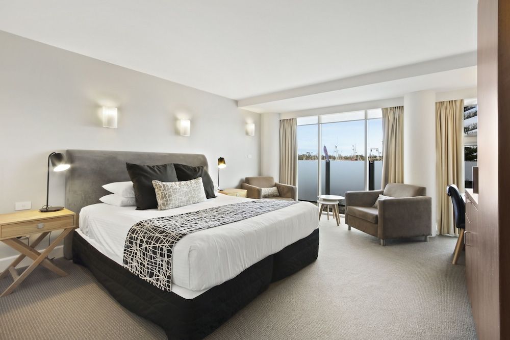 Bellevue on the Lakes Executive Spa Suite 4