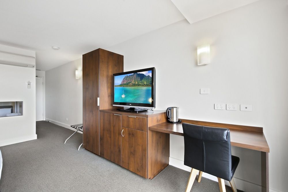 Bellevue on the Lakes Executive Spa Suite 11