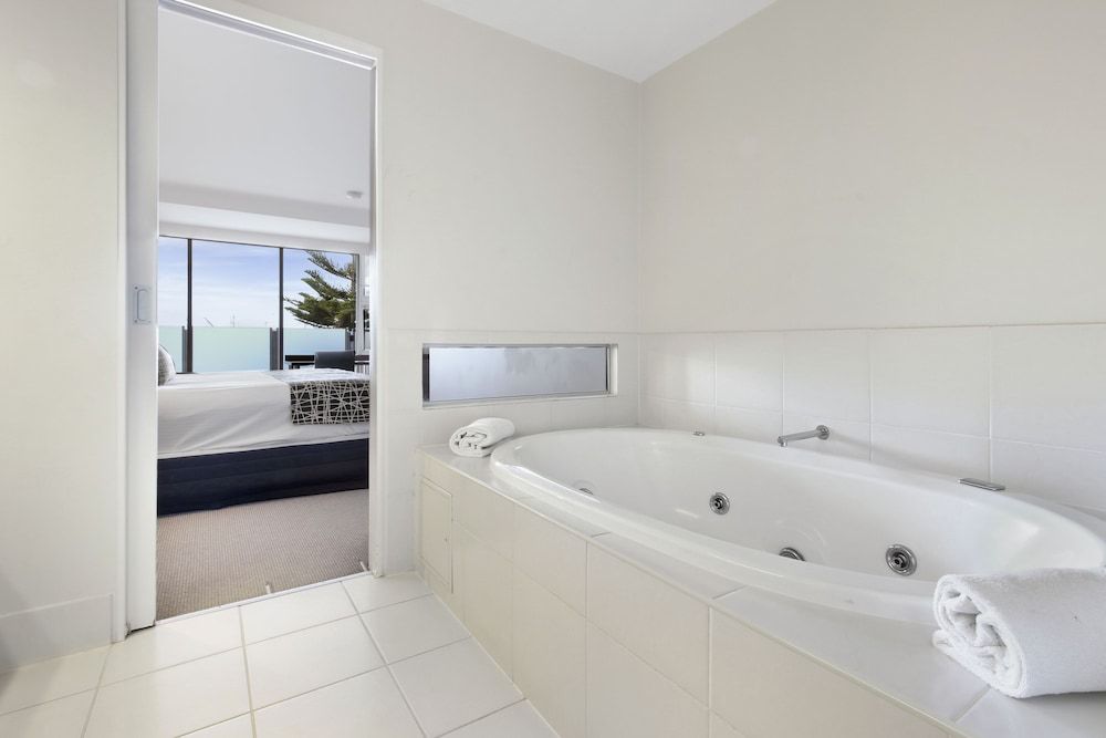 Bellevue on the Lakes Executive Spa Suite 8