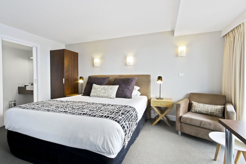 Bellevue on the Lakes Executive Spa Suite