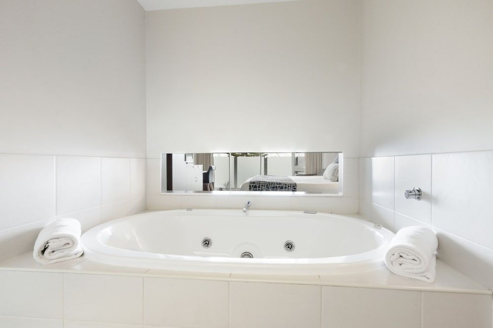 Bellevue on the Lakes Executive Spa Suite 7