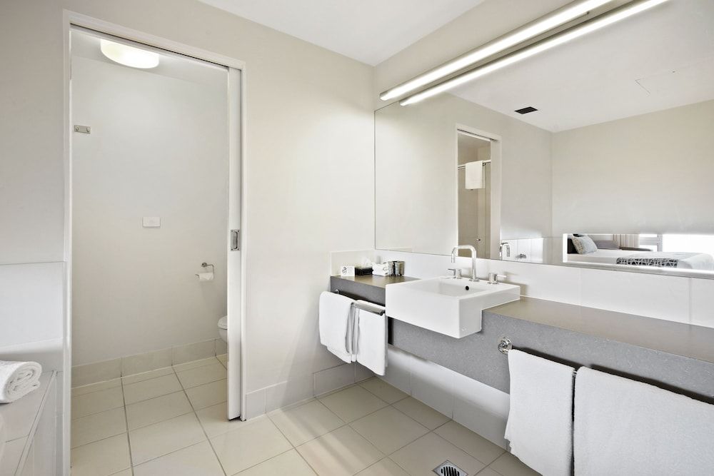 Bellevue on the Lakes Executive Spa Suite 5