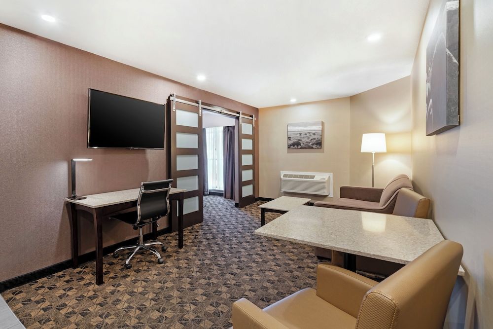 Best Western Northgate Inn Suite, 1 King Bed with Sofa bed, Non Smoking, Balcony (with Sofabed) 5