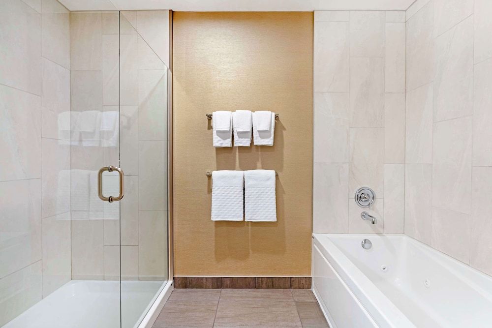 Best Western Northgate Inn Suite, 1 King Bed with Sofa bed, Non Smoking, Balcony (with Sofabed) 4