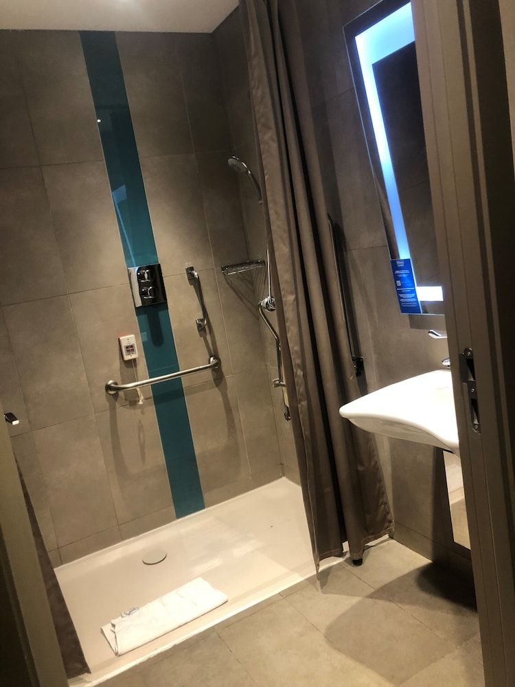 Hilton Garden Inn Istanbul Airport Room, 1 King Bed, Accessible 11