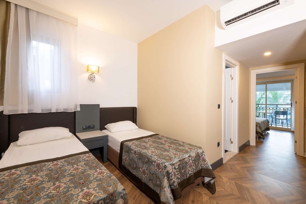 Crystal Aura Beach Resort & Spa – All Inclusive