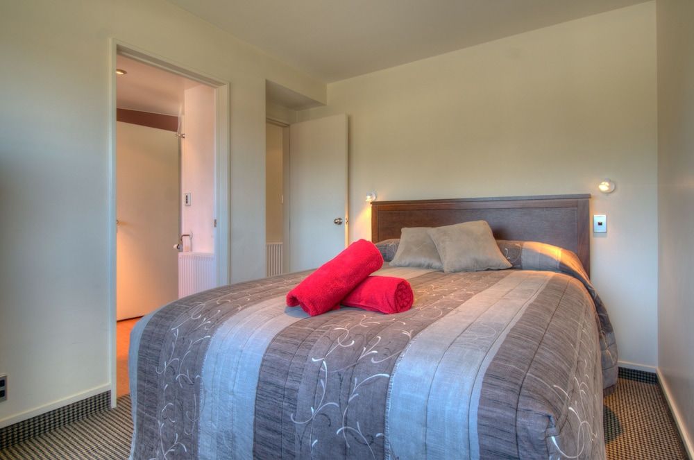 undefined Four Seasons Motel 8