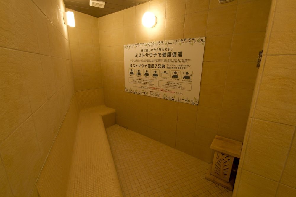 Lower Bunk in Male Capsule Room, Non Smoking