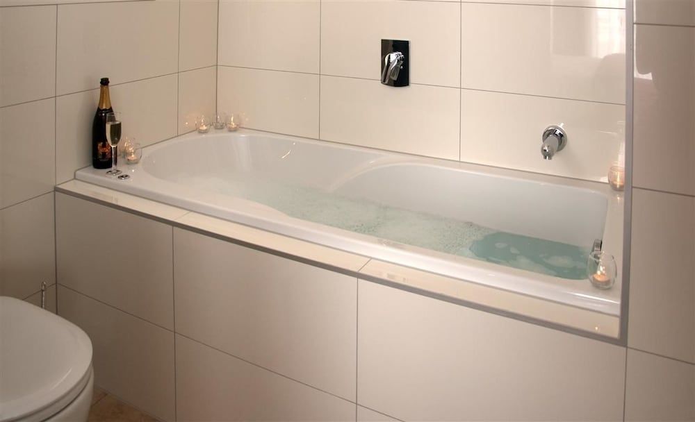 Deep Soaking Bathtub