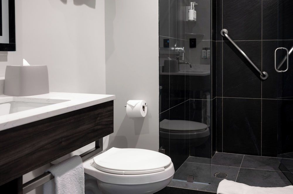 Holiday Inn Express Mexico City Satelite by IHG Standard Room, 1 Queen Bed, Accessible Bathtub 5