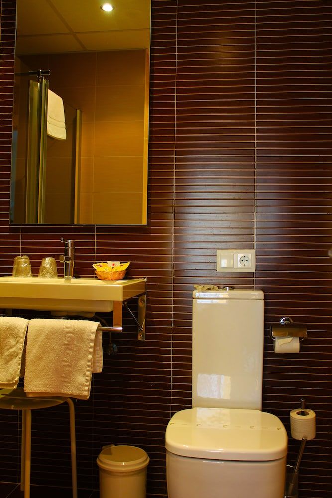 Alda Entrearcos Hotel Economy Twin Room 4