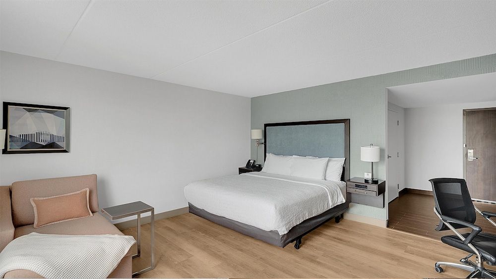 Room, 1 King Bed, Accessible (Roll In Shower)
