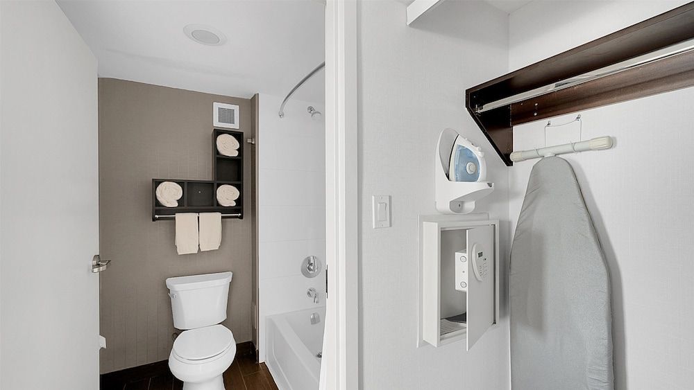 Hampton Inn & Suites by Hilton Toronto Markham Room, 2 Queen Beds, Refrigerator & Microwave 3