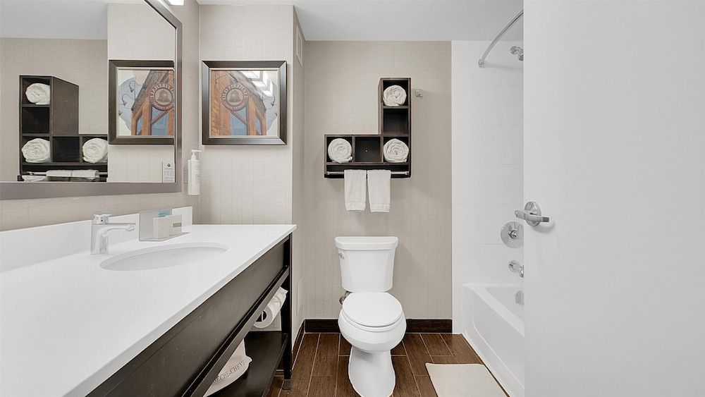 Hampton Inn & Suites by Hilton Toronto Markham Room, 2 Queen Beds, Refrigerator & Microwave 4