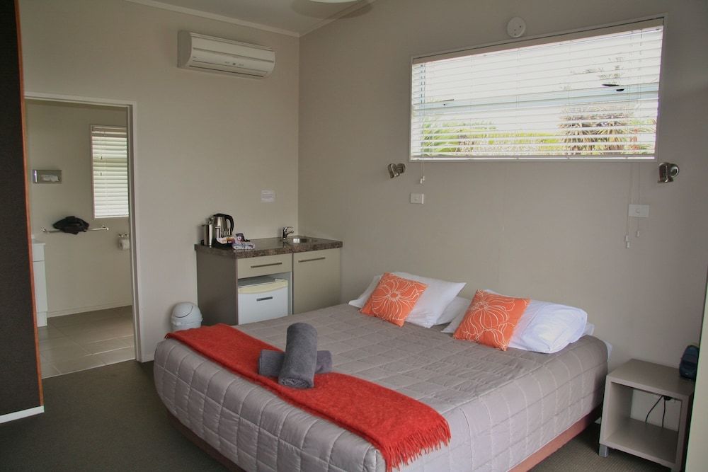 Taupo DeBretts Spa Resort Deluxe Chalet, 3 Bedrooms