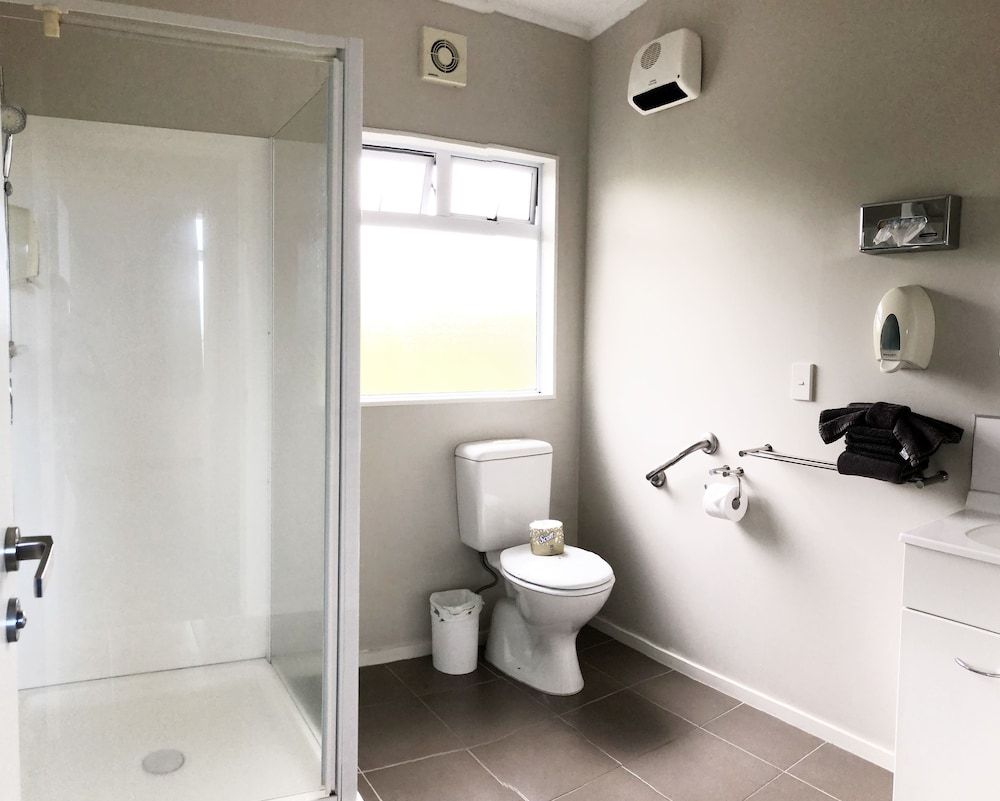 Taupo DeBretts Spa Resort Deluxe Chalet, 3 Bedrooms 3