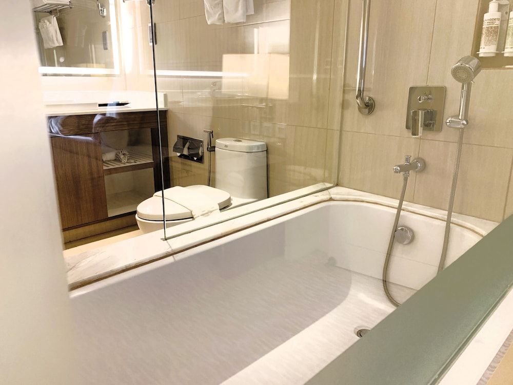 Deep Soaking Bathtub