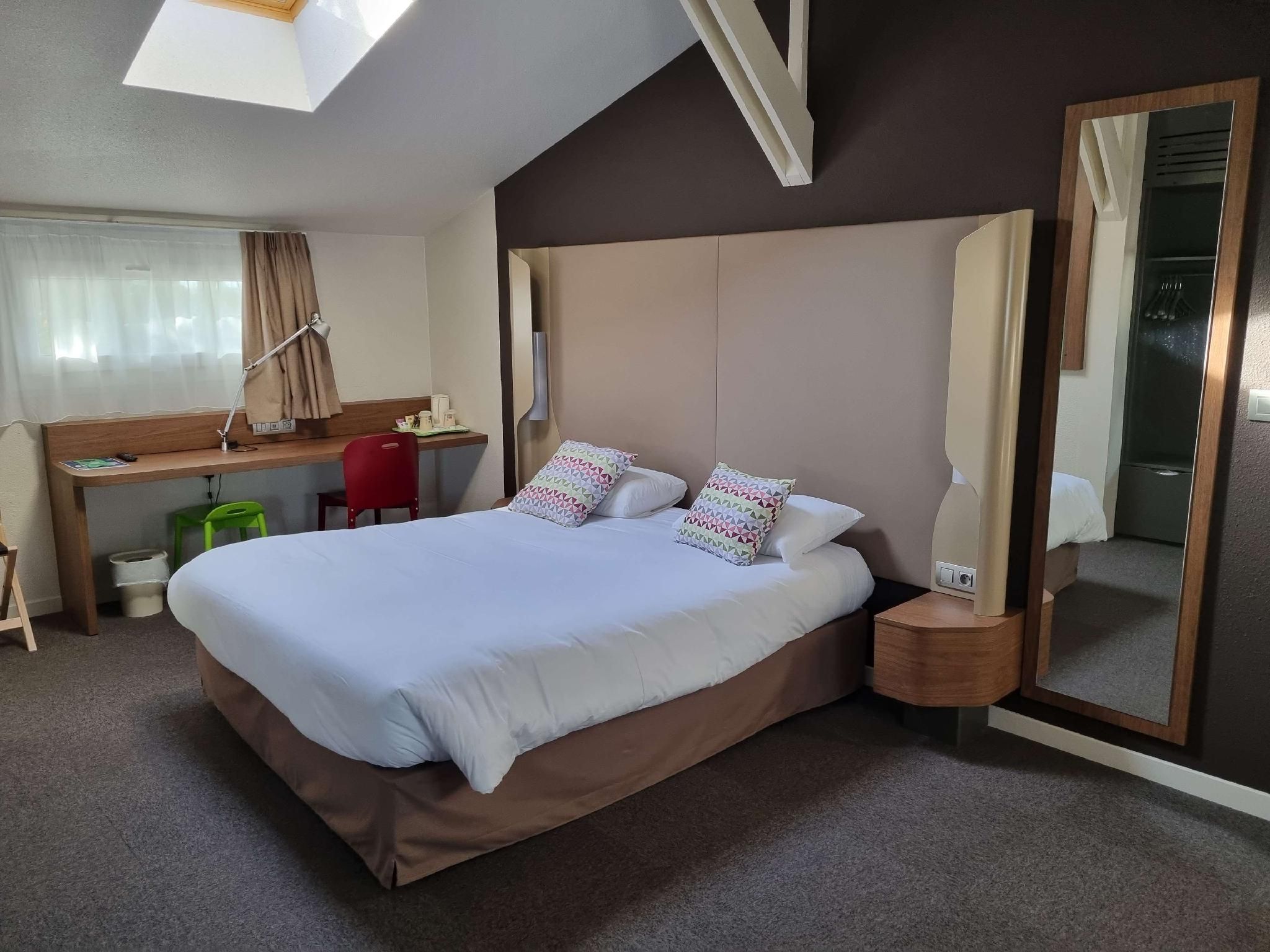 Quadruple Room - 1 Double Bed 2 Single Beds