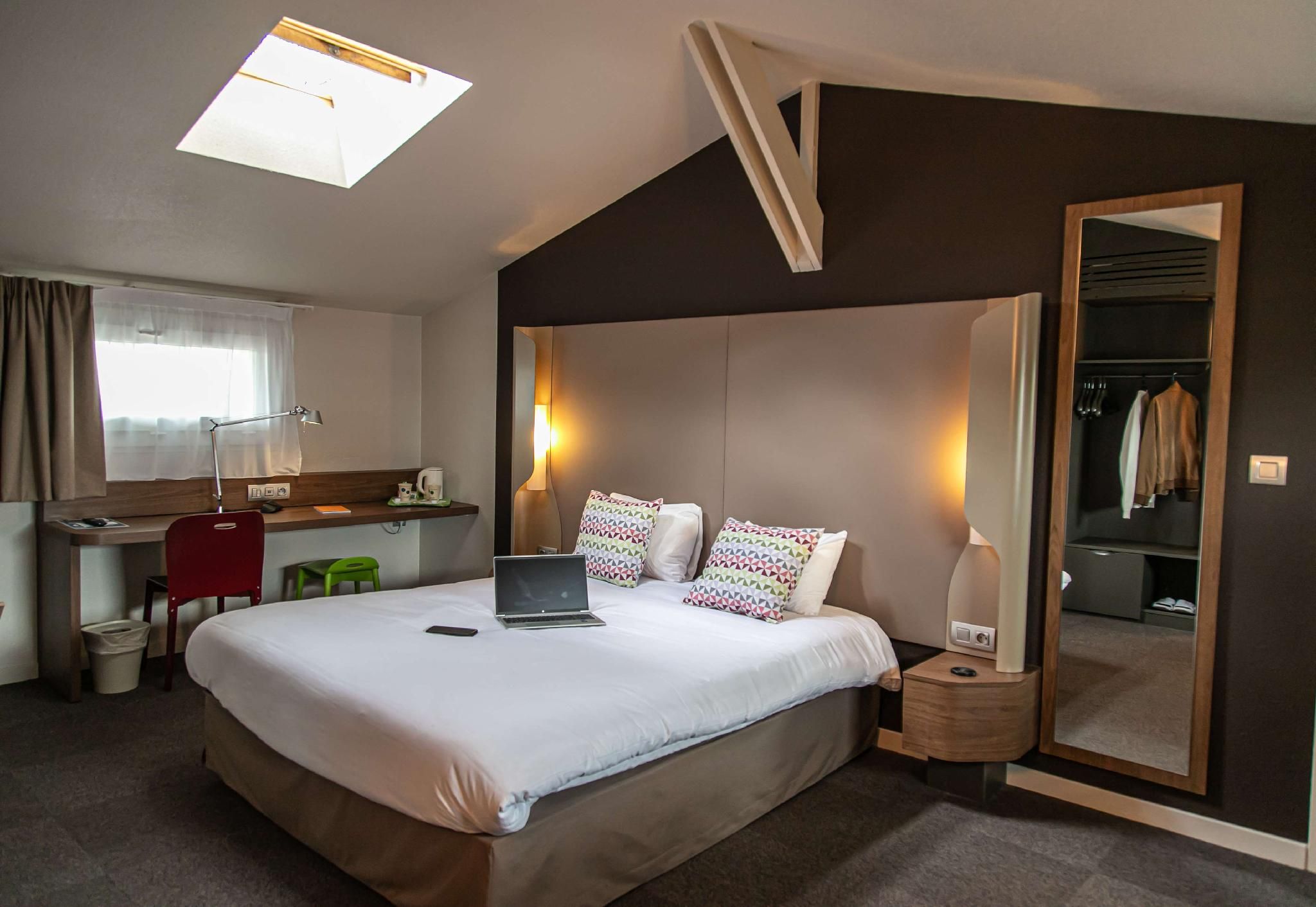 Quadruple Room - 1 Double Bed 2 Single Beds