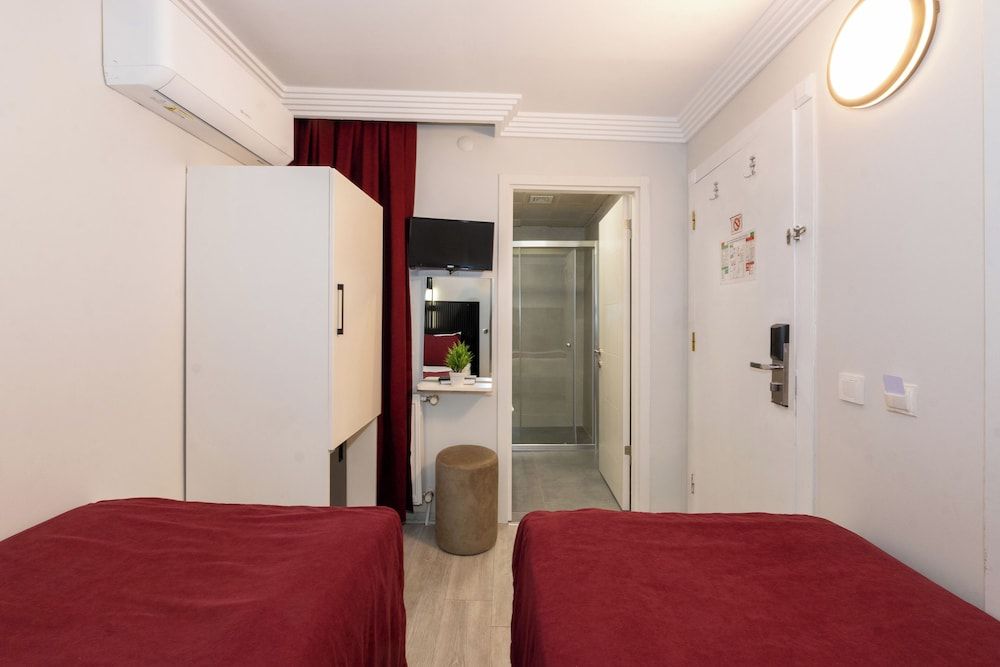 Istanbul Holiday Hotel Budget Room 9