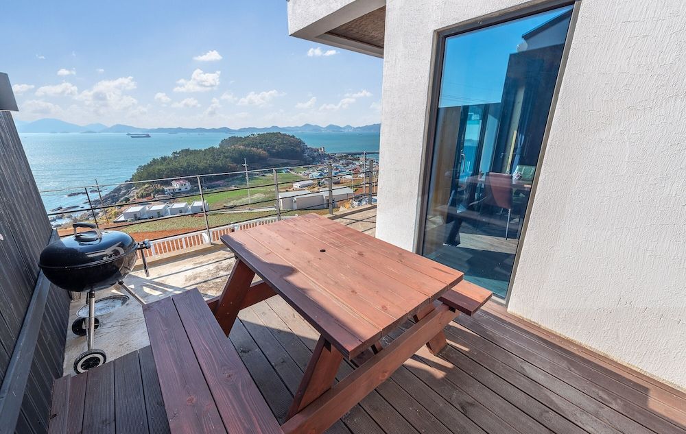 Whale's Dream Deluxe Double Room, Jetted Tub, Ocean View (FreeWilly) 5