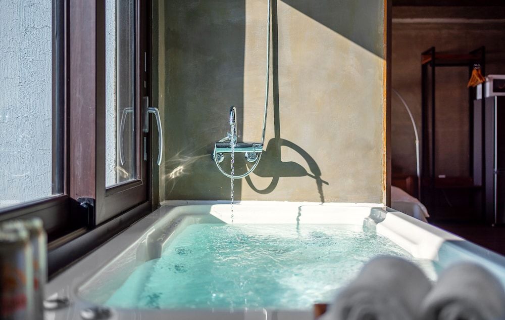 Whale's Dream Deluxe Double Room, Jetted Tub, Ocean View (FreeWilly) 9