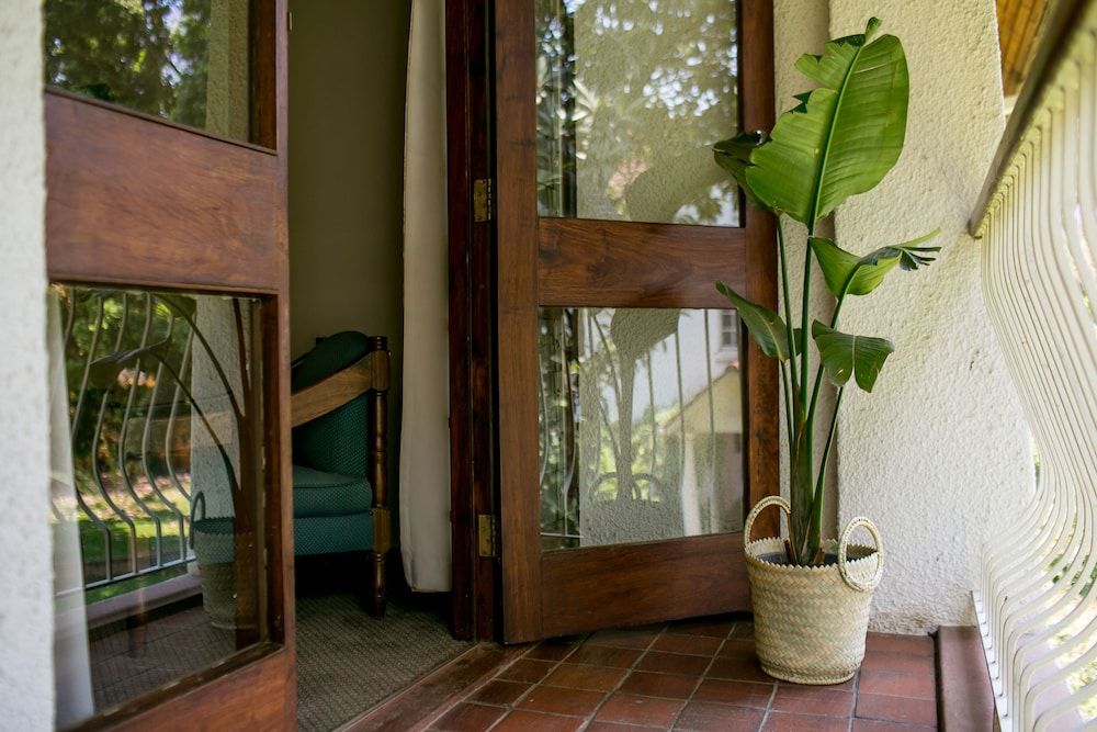 Bronte Hotel Standard Room 8