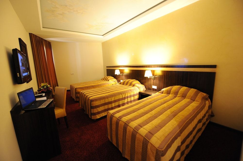 Rive Hôtel Triple Room 2