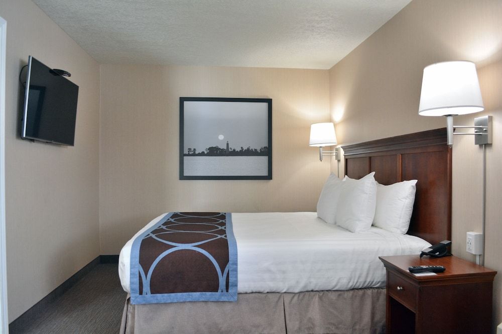 Super 8 by Wyndham Port Elgin Deluxe Suite, 1 King Bed, Non Smoking (Park View, Lower Floor)