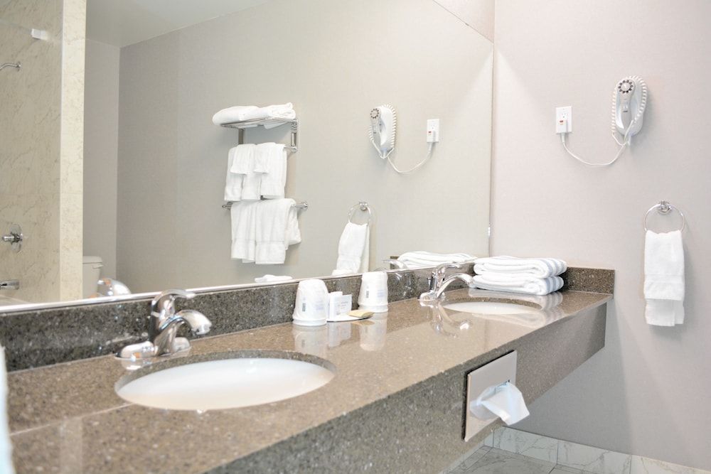 Super 8 by Wyndham Port Elgin 2 Queen Beds, Suite, Park View, Lower Floor, Non Smoking 4