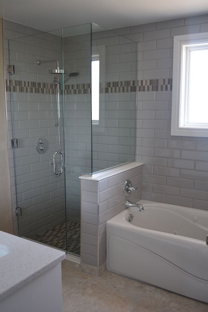 Super 8 by Wyndham Port Elgin Superior Suite, 2 Bedrooms, Non Smoking, Pool View (1 King & 1 Queen Bed) 2