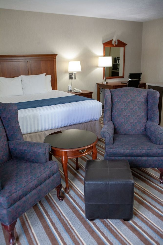 Superior Suite, 1 King Bed, Non Smoking, Pool View (Lower Floor)