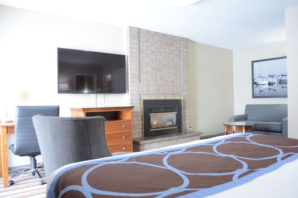 1 King Bed, Deluxe Suite, Street View, Lower Floor, Non-Smoking