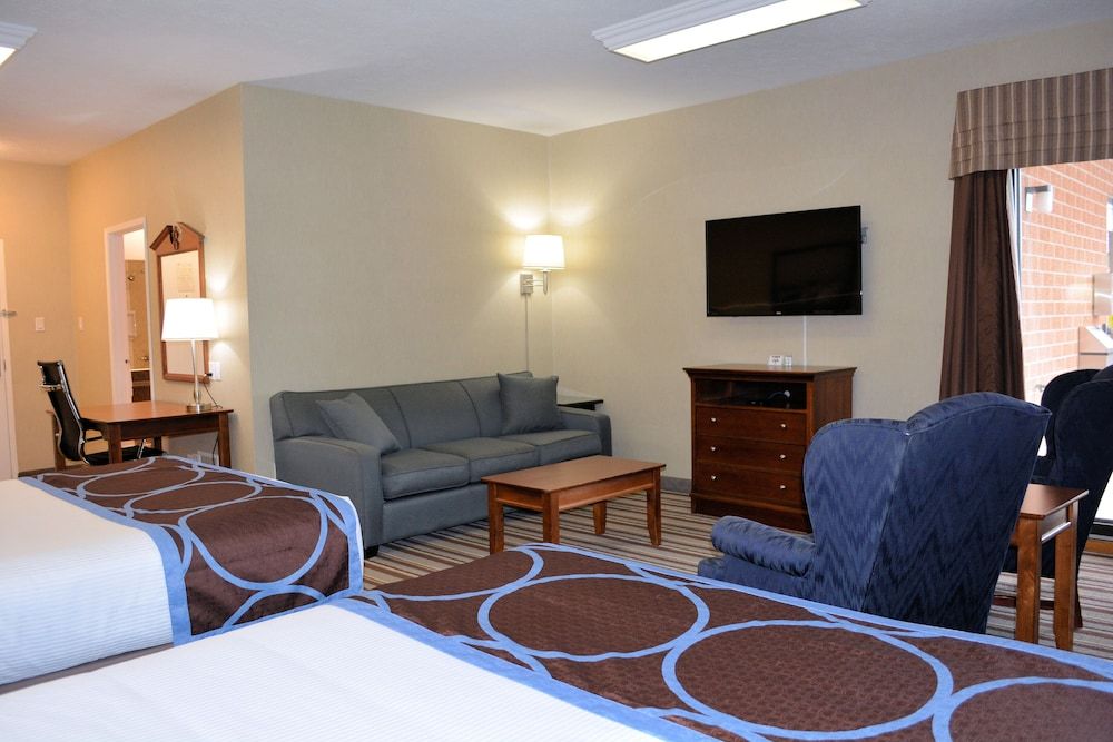 Super 8 by Wyndham Port Elgin 2 Queen Beds, Suite, Park View, Lower Floor, Non Smoking 3