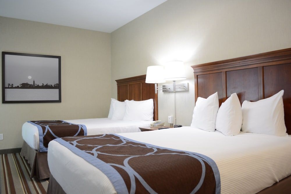 Super 8 by Wyndham Port Elgin 2 Queen Beds, Suite, Park View, Lower Floor, Non Smoking 2