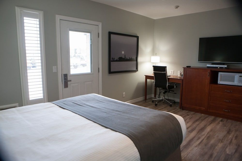 Room, 1 Queen Bed, Non Smoking (Street View, Lower Floor)