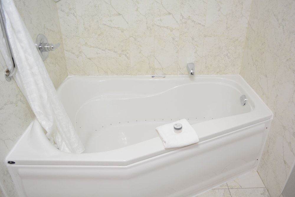 1 King Bed, Deluxe Suite, Street View, Lower Floor, Non-Smoking
