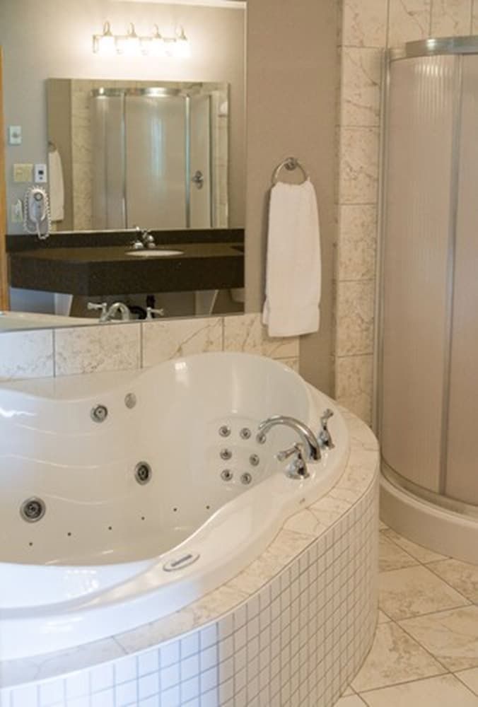 Superior Suite, 1 King Bed, Non Smoking, Pool View (Lower Floor)