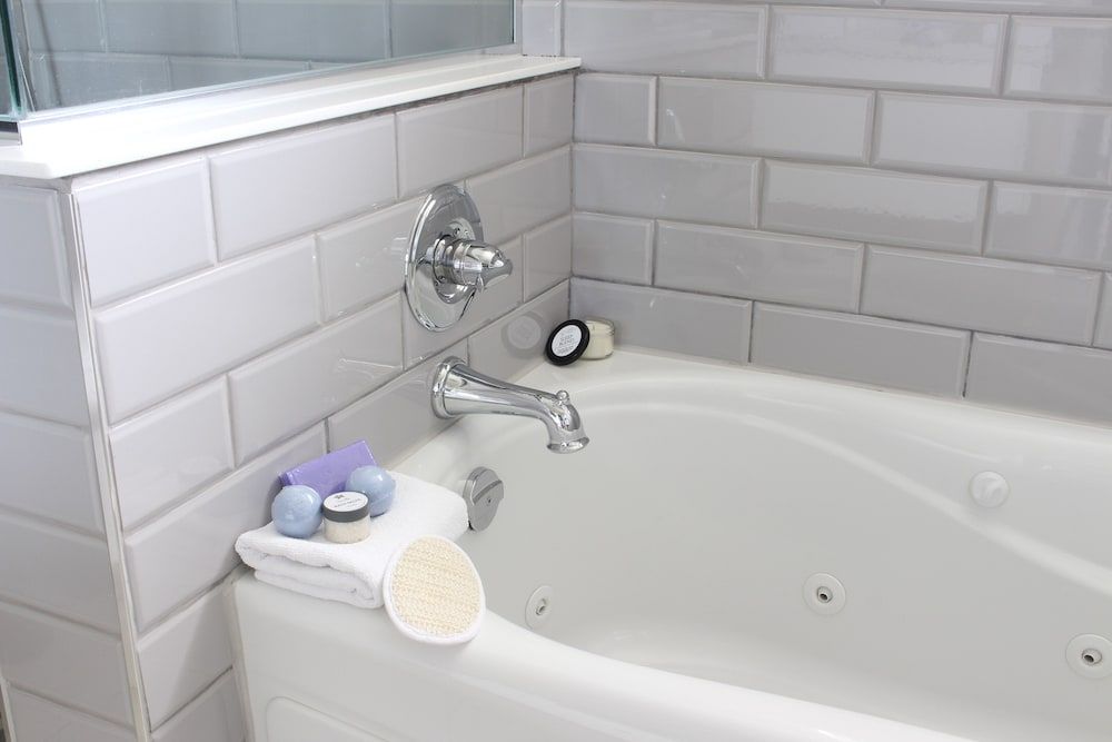 Super 8 by Wyndham Port Elgin Superior Suite, 2 Bedrooms, Non Smoking, Pool View (1 King & 1 Queen Bed)