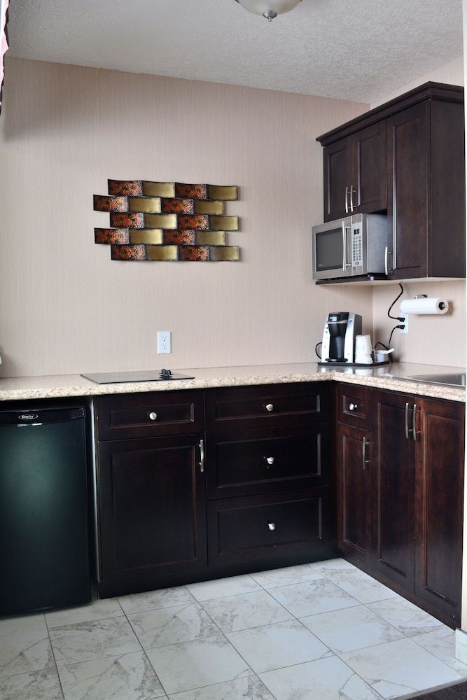 Super 8 by Wyndham Port Elgin Deluxe Suite, 1 King Bed, Non Smoking (Park View, Lower Floor) 2