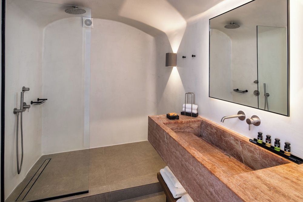 Ira Hotel & Spa - Adults Only Standard Cave Double Courtyard View 7