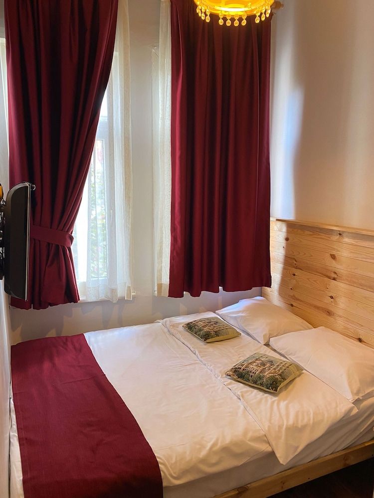 Corner Hot Economy Room 2