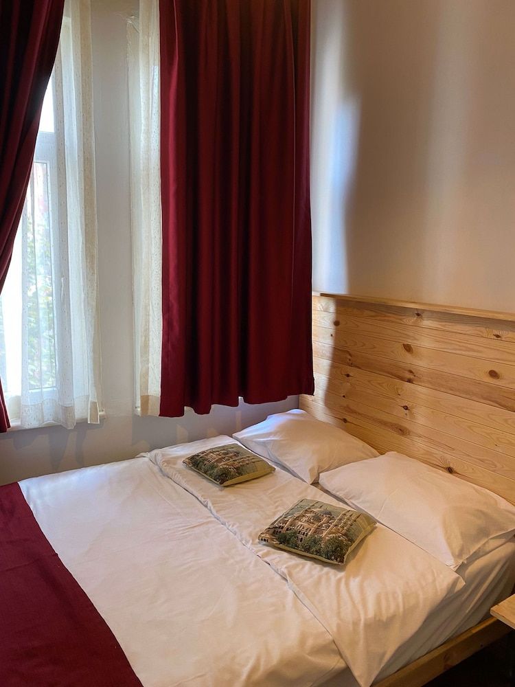 Corner Hot Economy Room 4