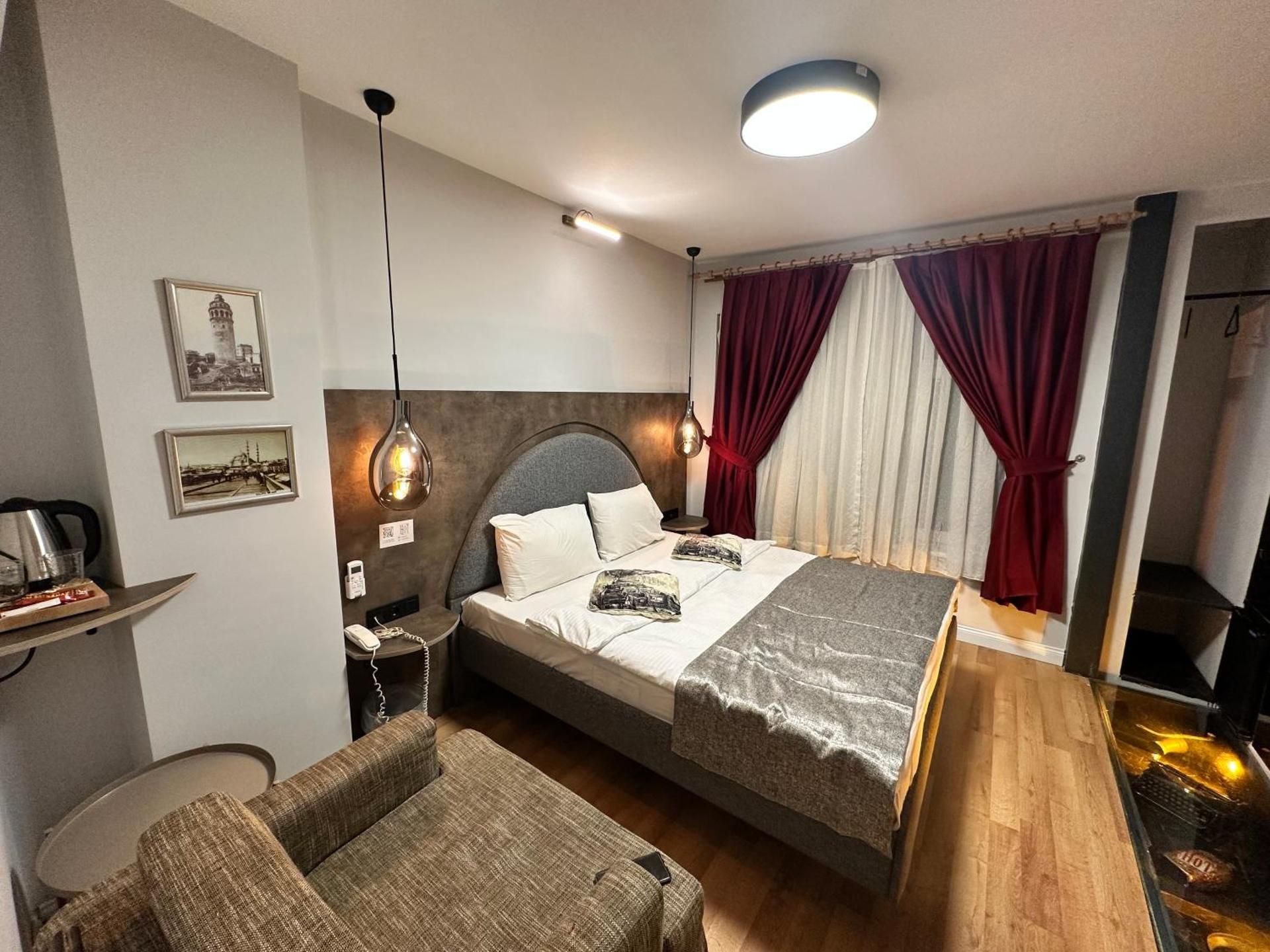 undefined Corner Hot 8