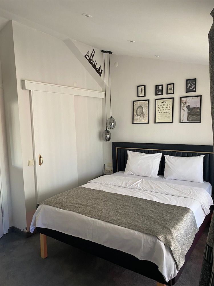 undefined Corner Hot 3